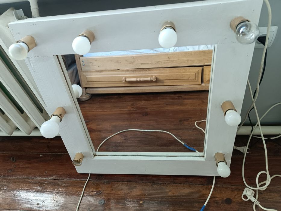 Дзеркало, зеркало з лампочками