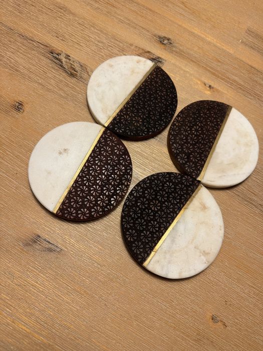 Komplet eleganckich podstawek – marmur i drewno