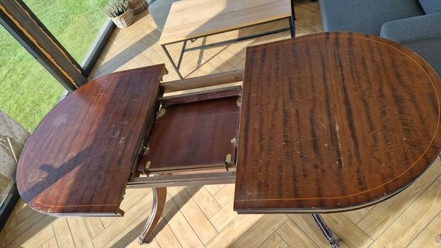Solidny stół drewniany z 6 krzesłami