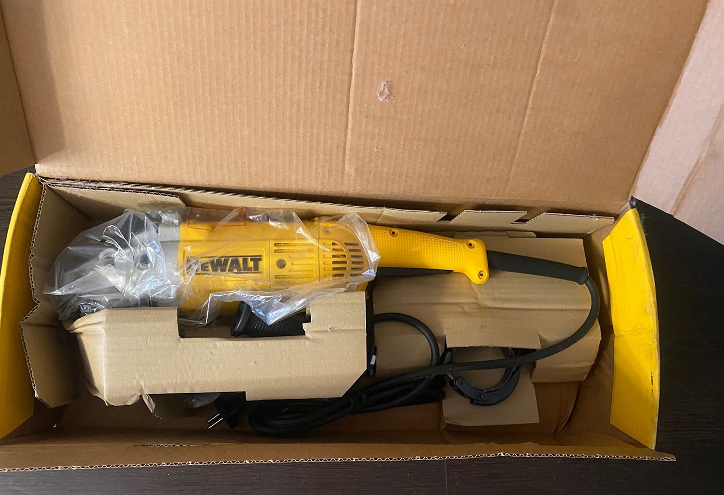 Угловая шлифмашинка DEWALT D28401  (Болгарка мах круг 230мм)