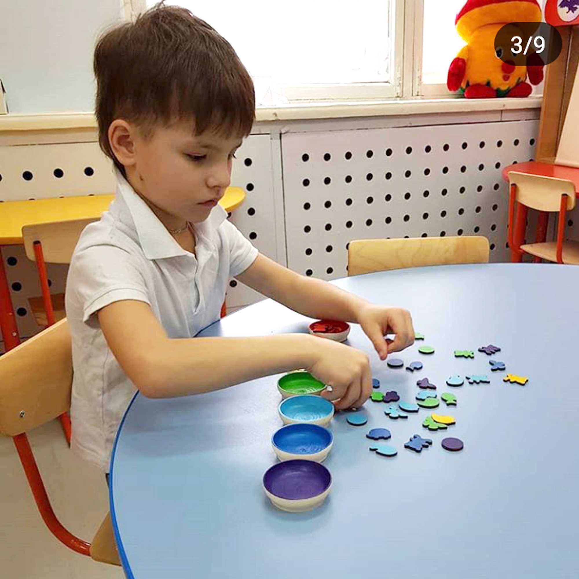 Gra zręcznościowa Montessori. Sorter kolorów. Edukacyjna układanka