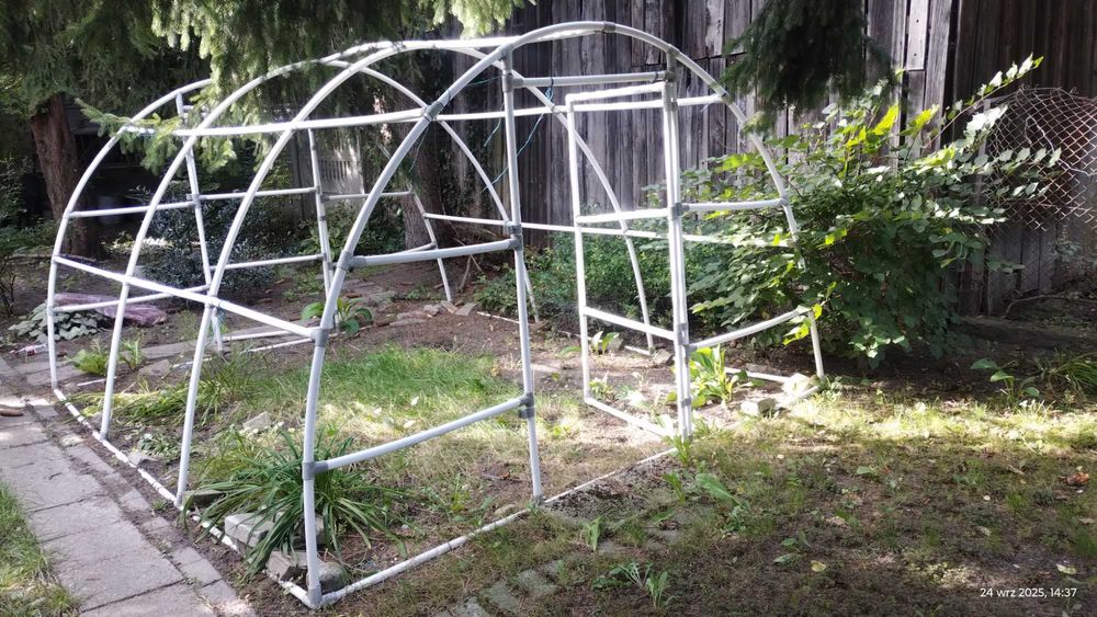 Stelaż (szkielet) tunelu foliowego ogrodowego.
