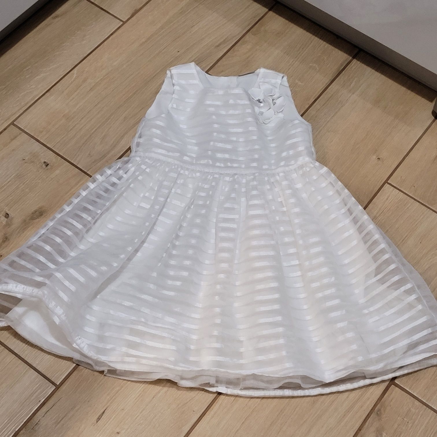 Biała sukienka 5lat