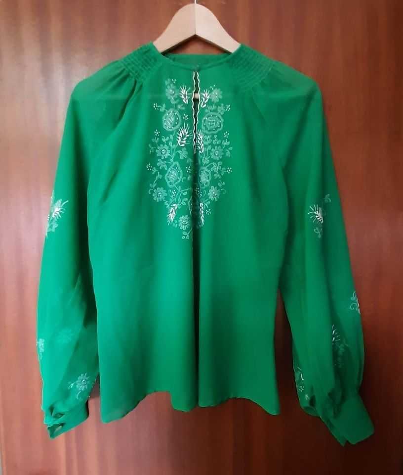 Blusa vintage verde de seda com bordado da Madeira em branco.