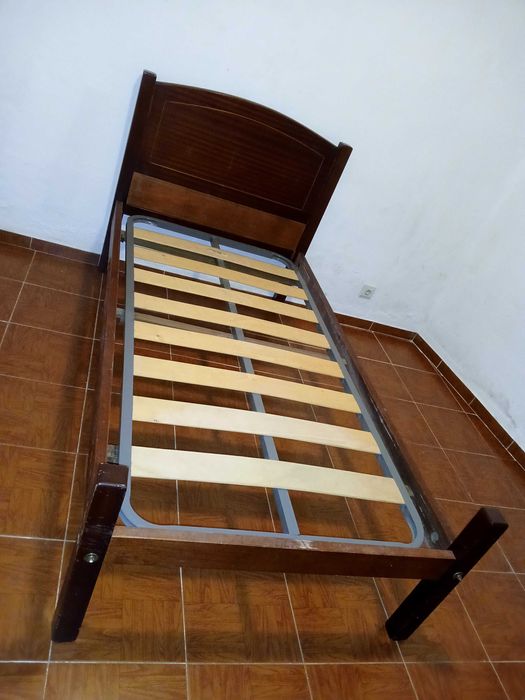 Cama solteiro e duas mesas cabeceira