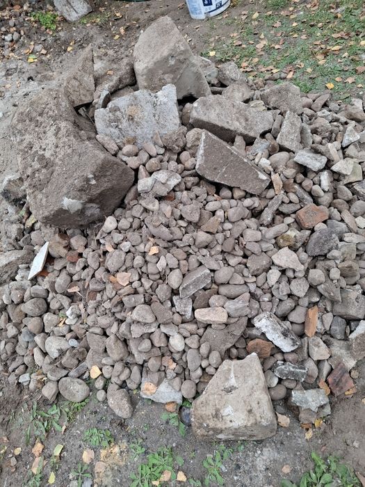 Oddam gruz. Większość to kamień polny.