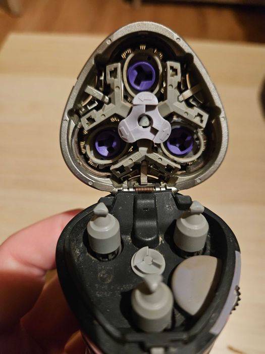 Sprzedam używaną maszynkę do golenia Philips Philishave 8893.