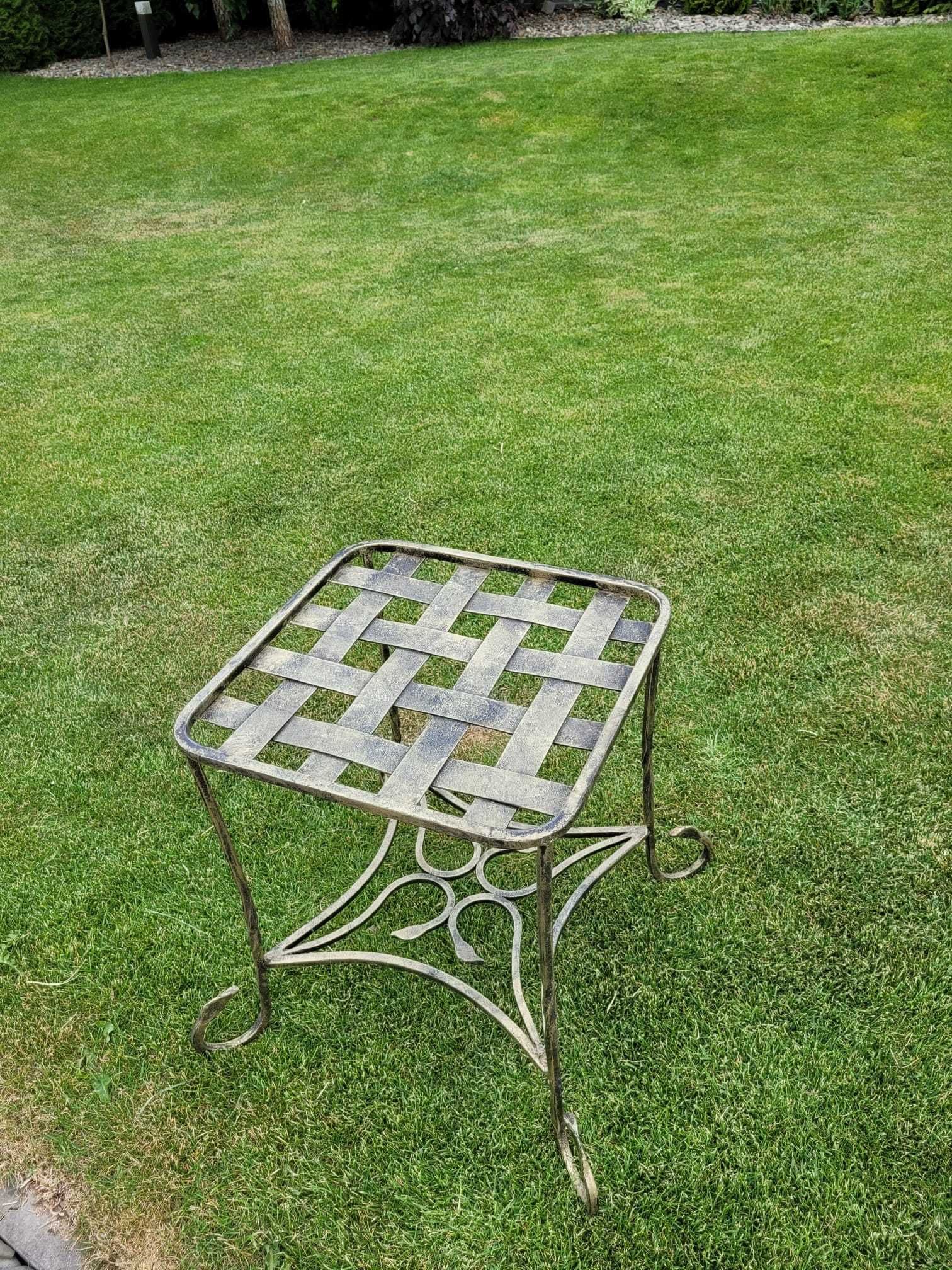 Stolik i cztery taborety z metaloplastyki