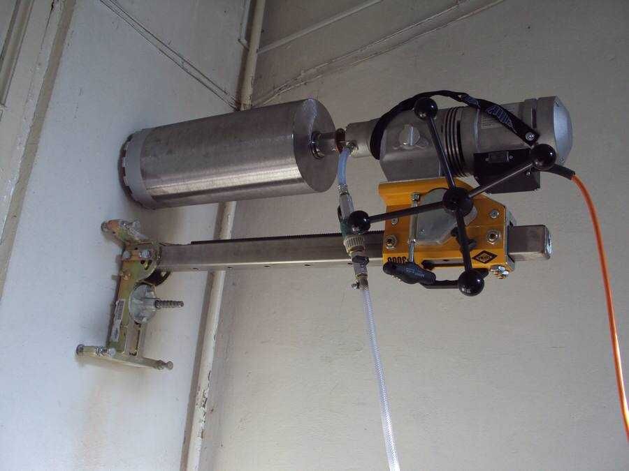 Сухе алмазне буріння отворів в стіні, фундаменті