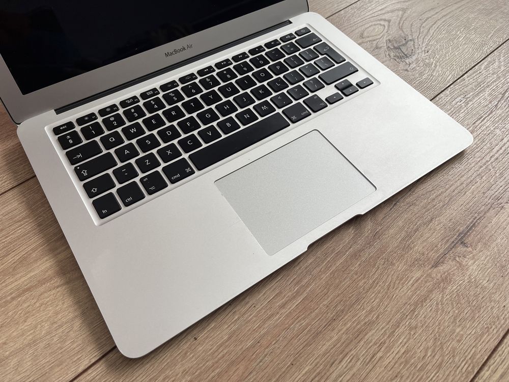 WYPAS Apple Macbook A1466 model 2015 i5 4GB SUPER STAN !