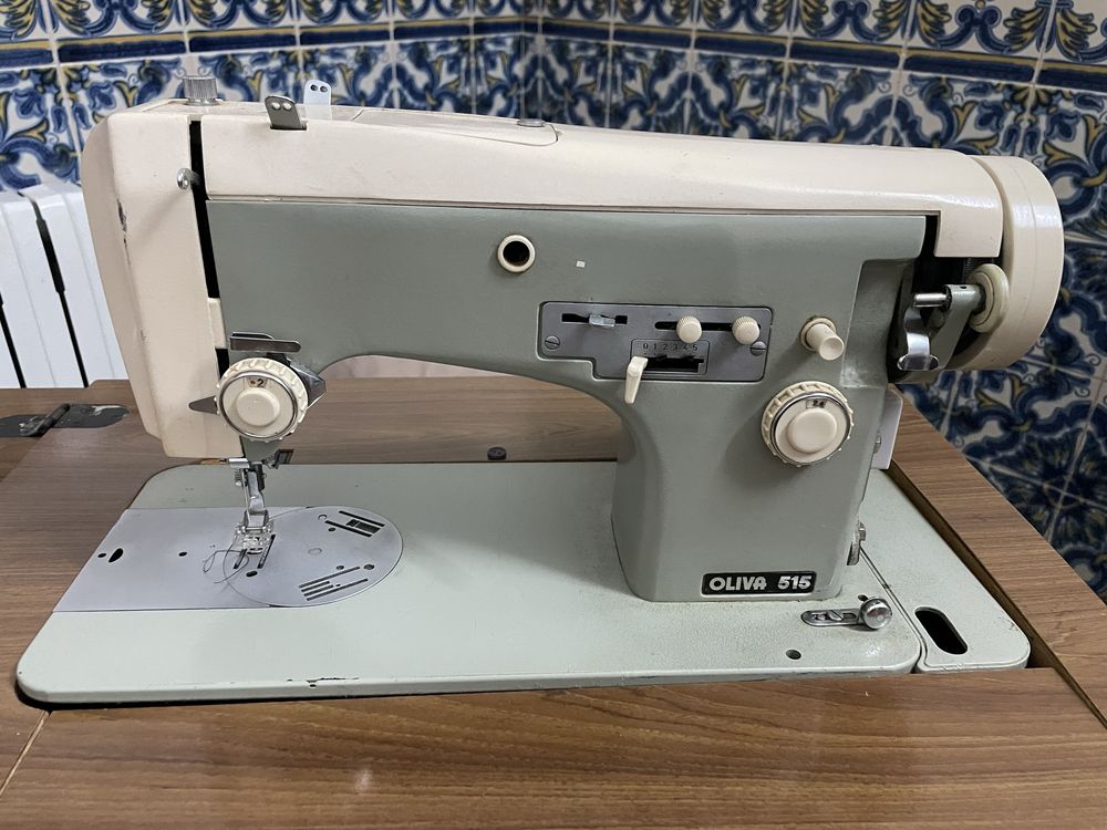 Maquina costura com movel Oliva 515