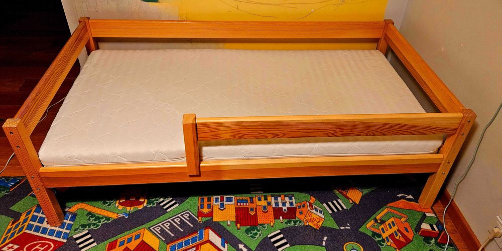 Łóżko 160 x 80 cm, lite drewno, materac, stan bardzo dobry