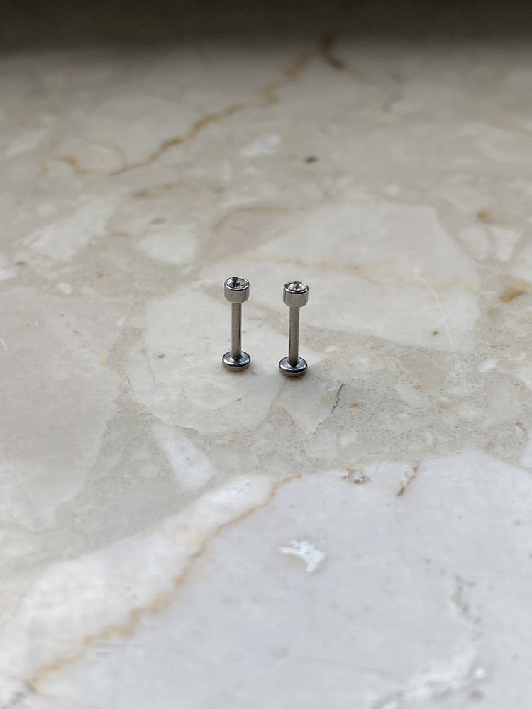 2 Unisex push-in Labreta 0.8x6x2mm Titanium 20G piercing