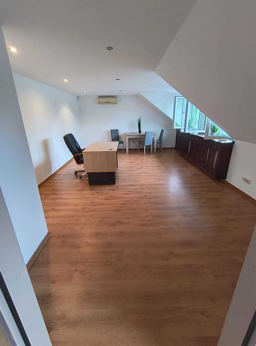 Jasne biuro 20 m2, po remoncie, duży parking, media w cenie