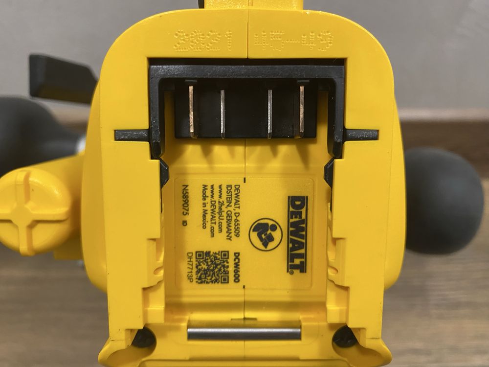 Фрезер DeWalt DCW600