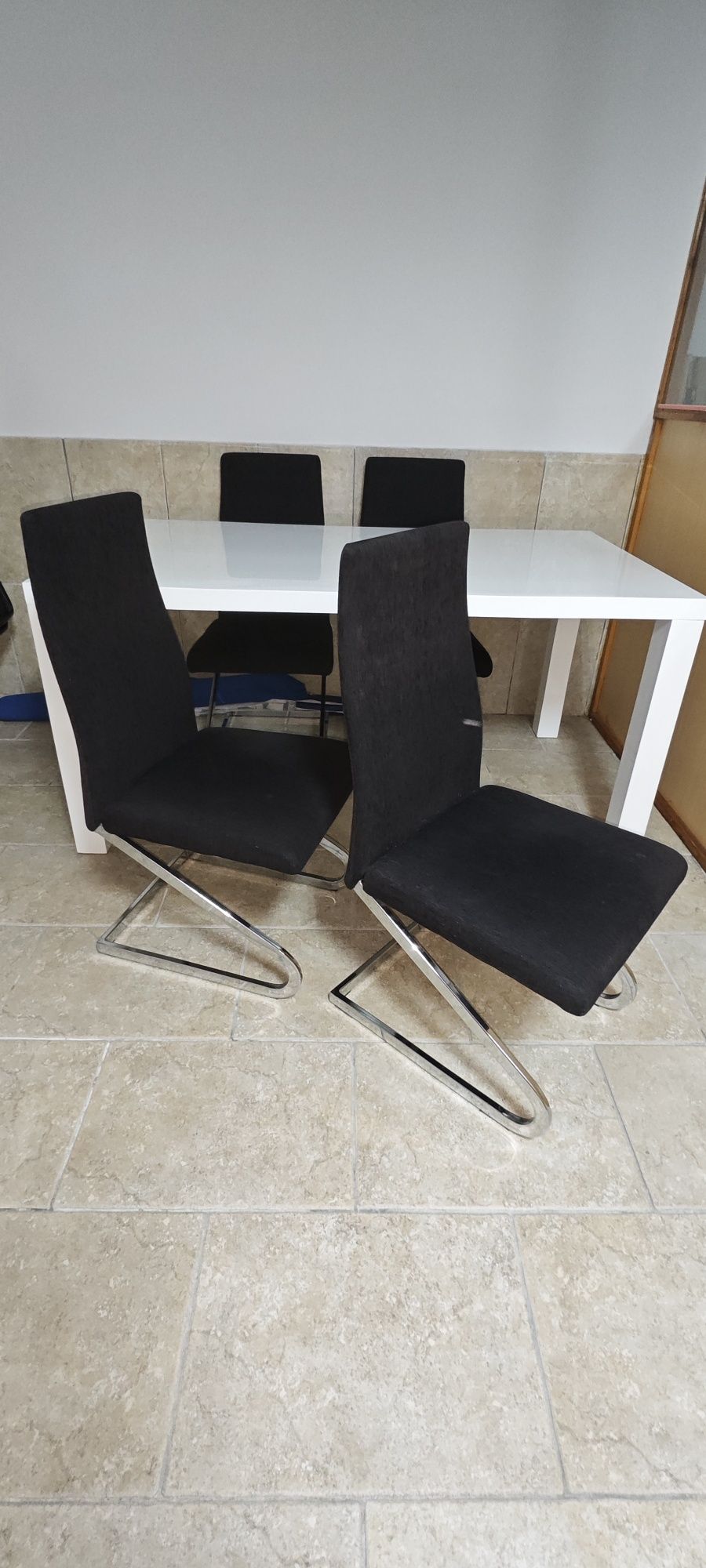 Mesa branca brilhante + 4 cadeiras estufadas