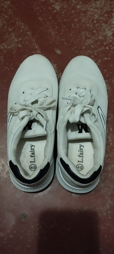 Кросівки жіночі білі