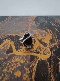 Piękny i subtelny srebrny pierścionek z czarnym kamieniem i cyrkoniami