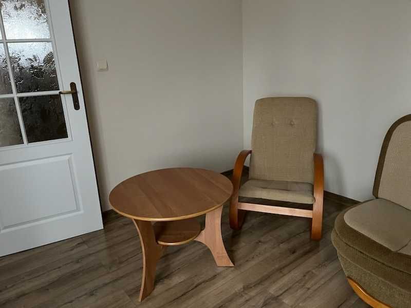 Stolik kawowy i dwa fotele