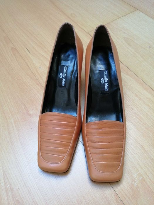 Sapatos castanhos claros número 38