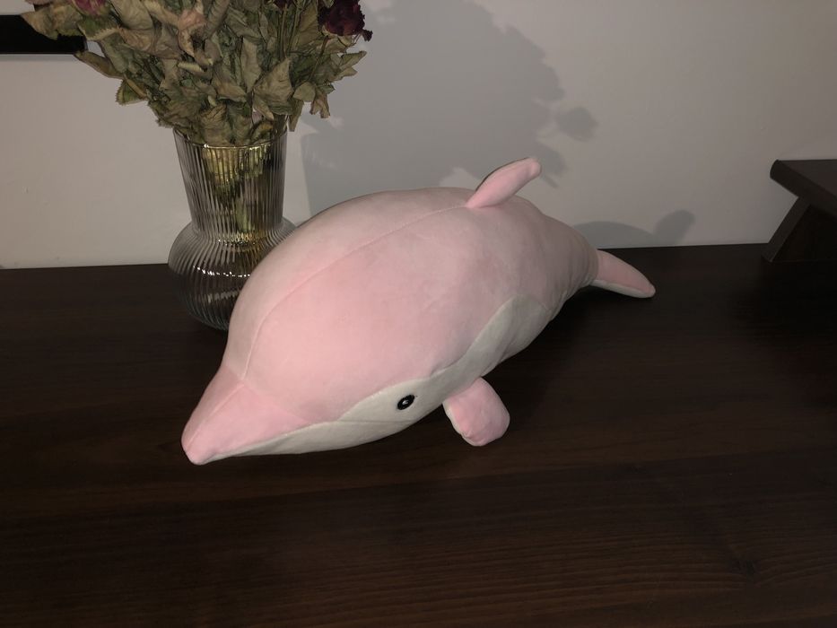 różowy delfin pluszak