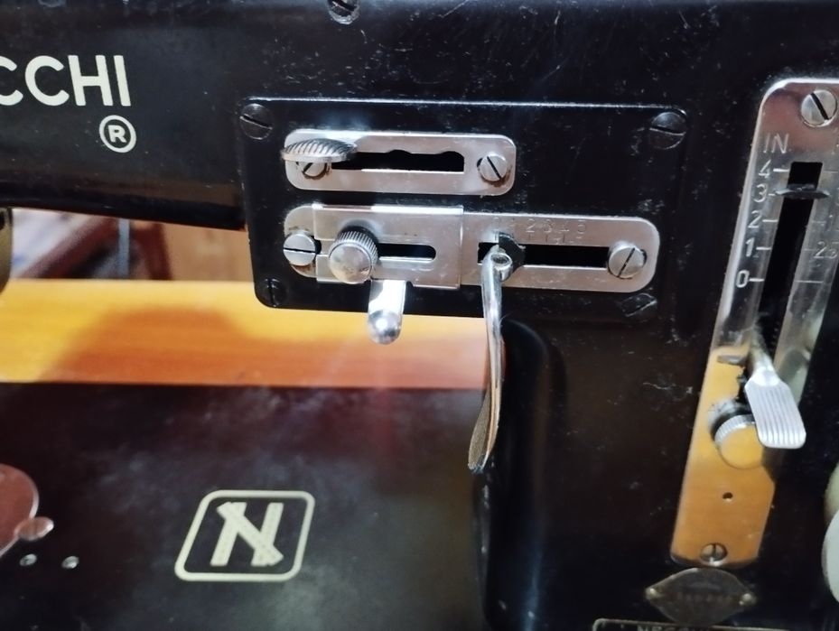 Máquina de costura, antiga , marca Necchi