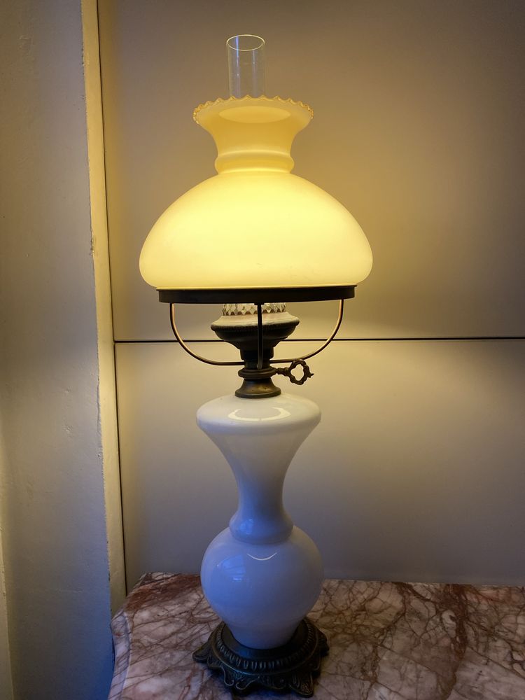 Stara porcelanowa lampa jak naftowa