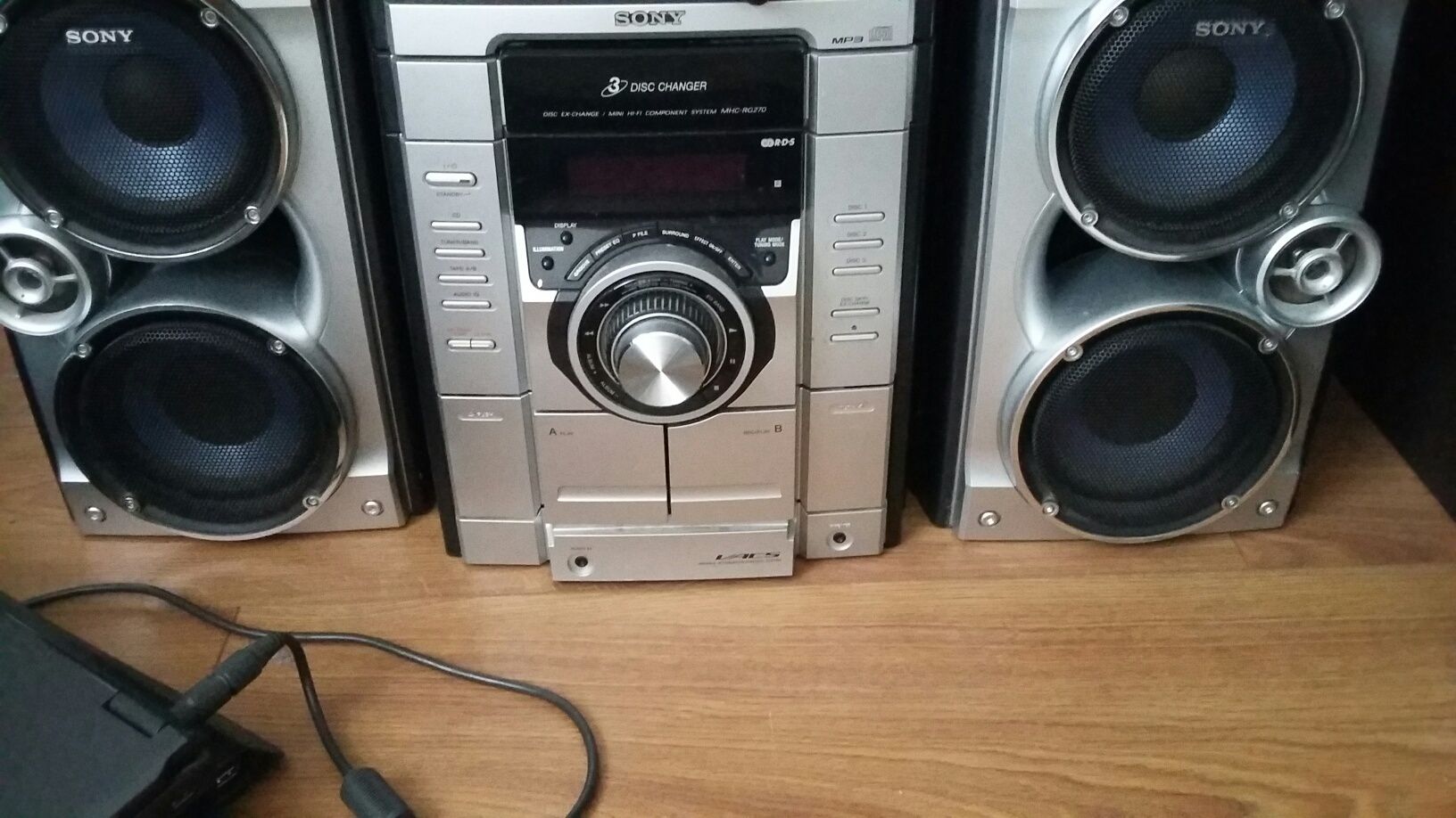 Wieża Sony z glosnikami