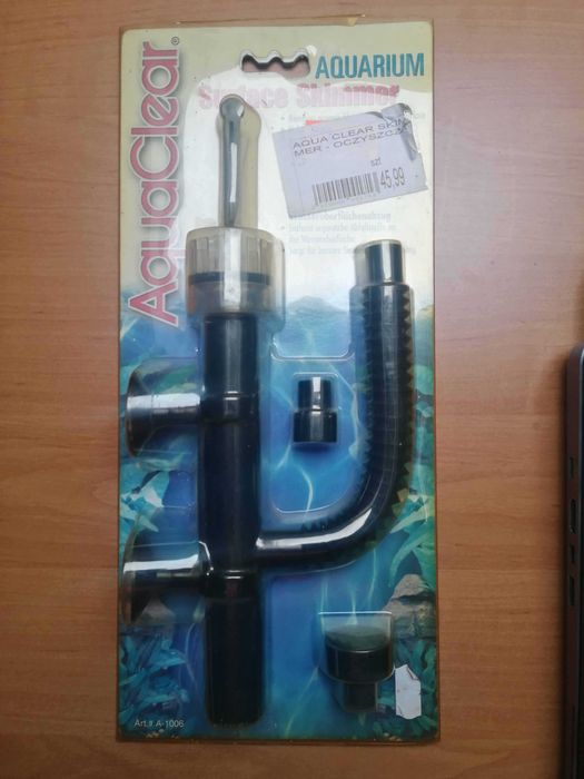 Filtr powierzchniowy skimmer do akwarium. Czysta tafla wody.