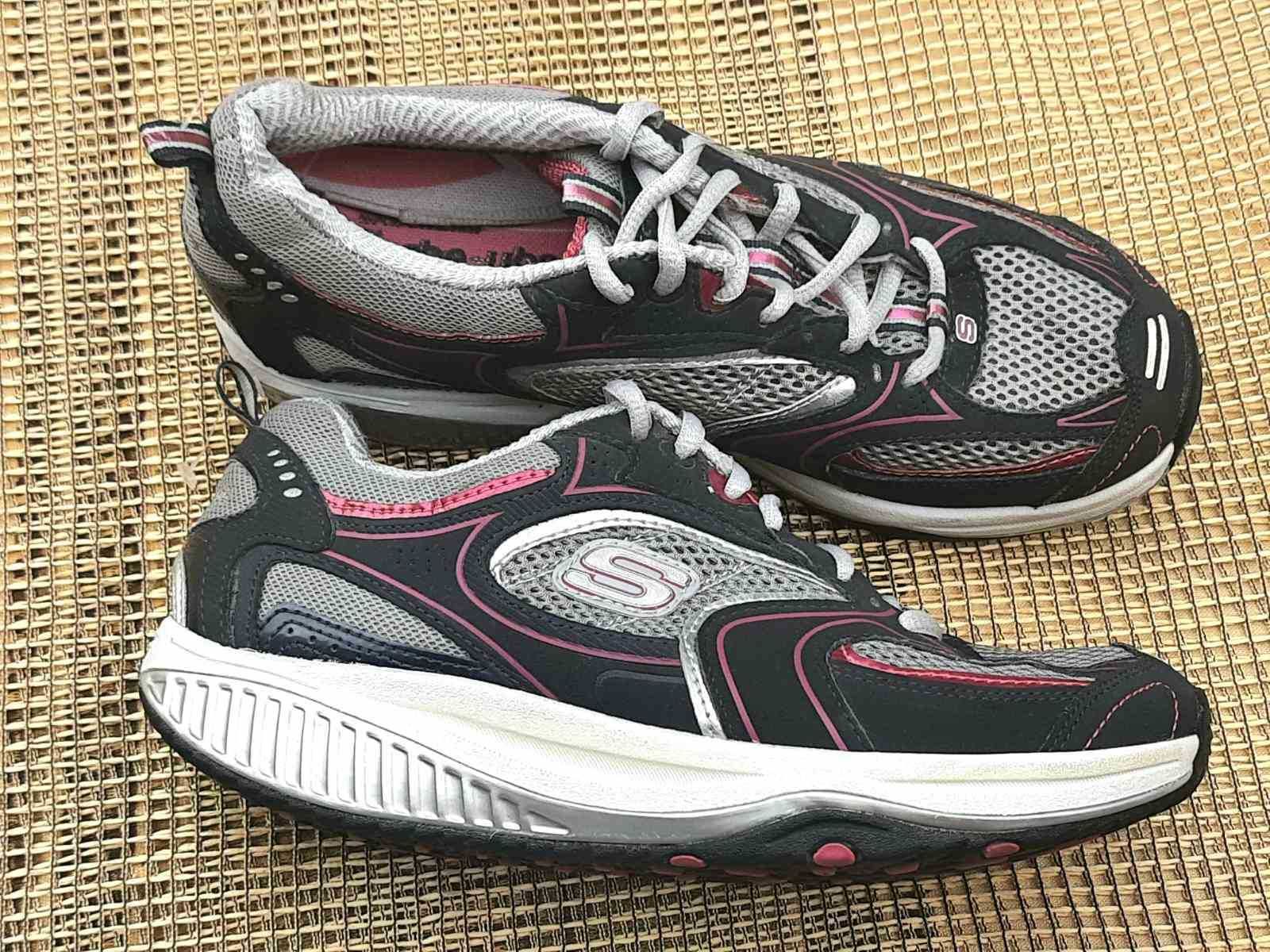 Классные кроссовки Skechers Shape-Ups. Размер- 37,5, 24,5см.