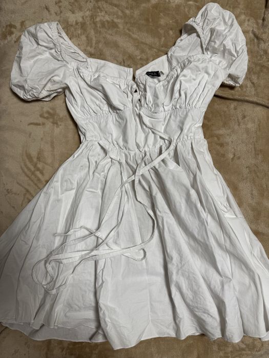 Біла літня сукня з відкритими плечима