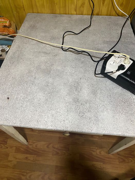 Продам кухонний обідній стол