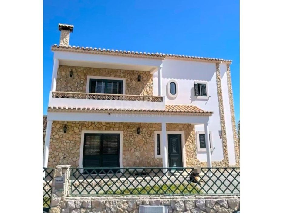 Moradia T4 situada no Carregado