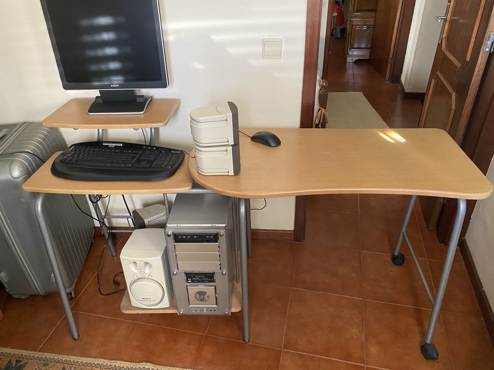 Mesa de computador / secretária