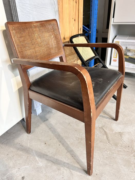 Krzeslo drewniane z podlokietnikiem