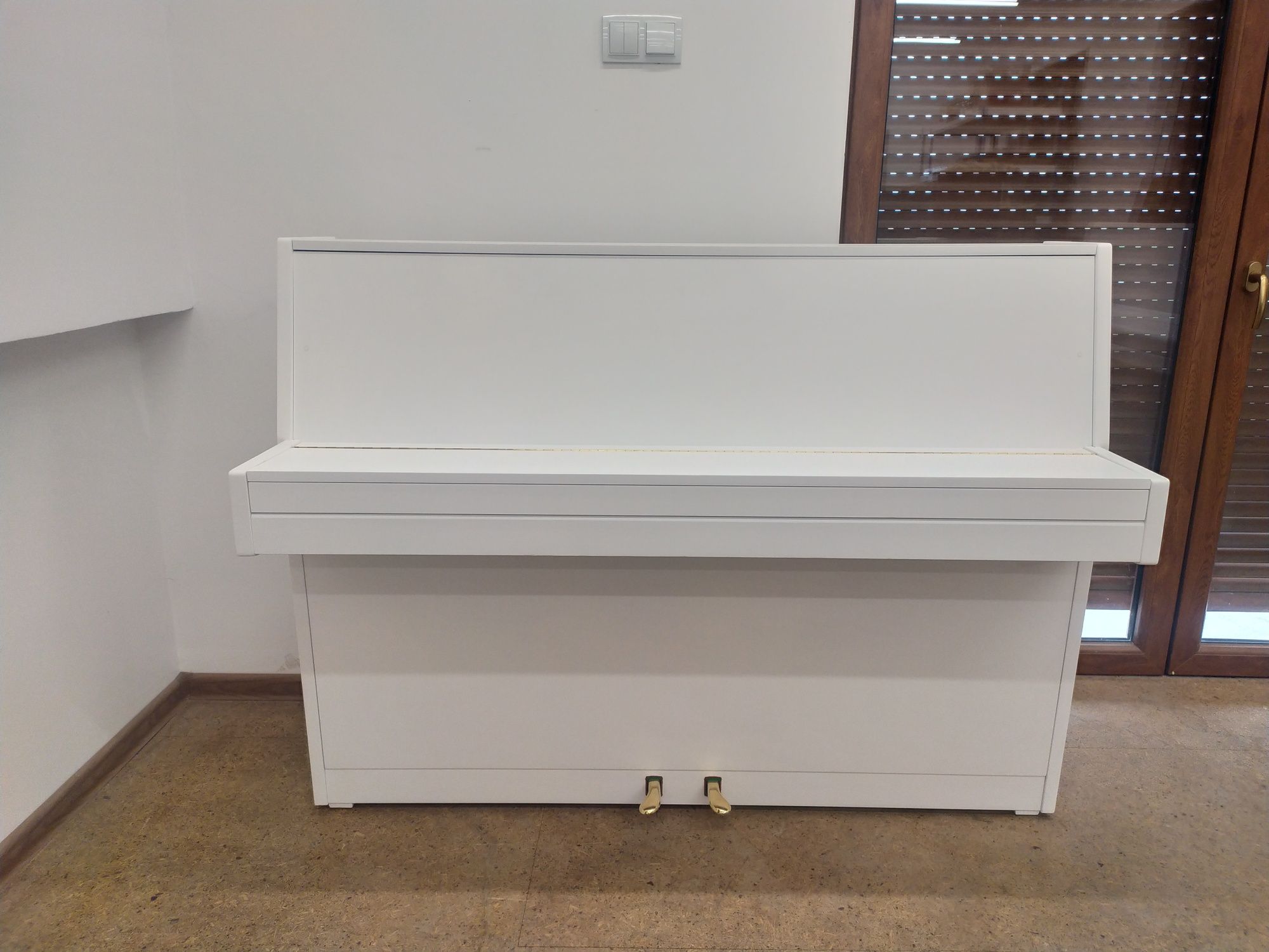 Białe pianino Nordiska z mechanizmem Renner
