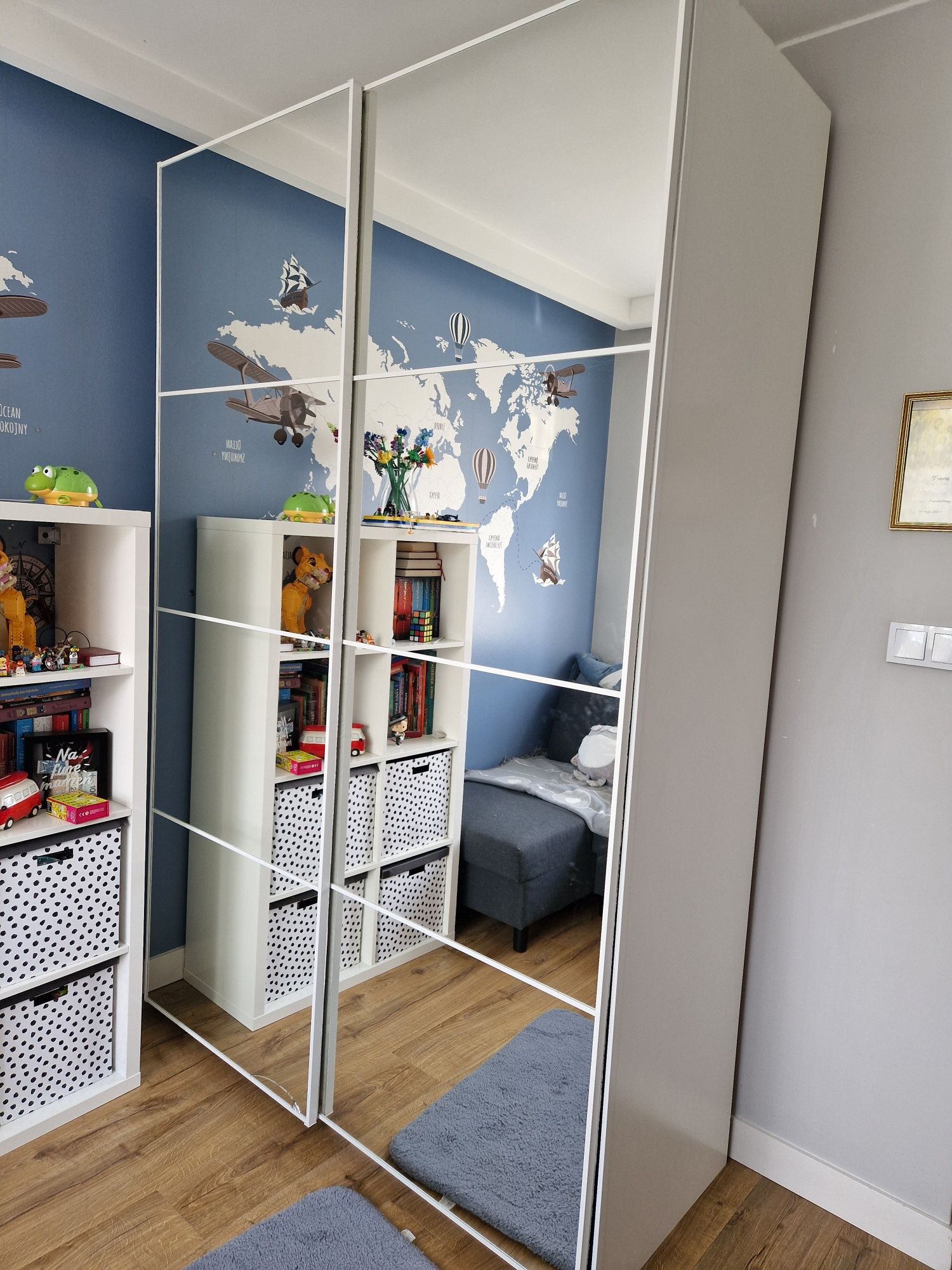 Pojemna szafa Ikea z lustrami
