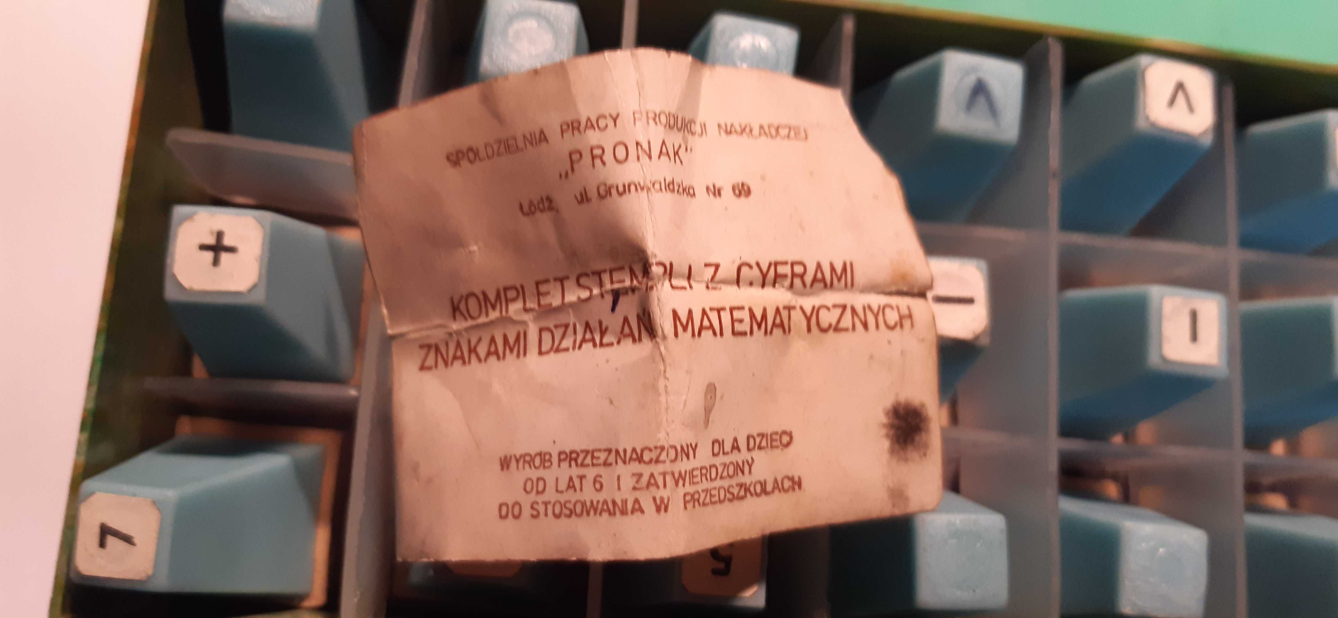 Pieczątki literki z epoki PRL-u, komplet stempli z cyframi znakami