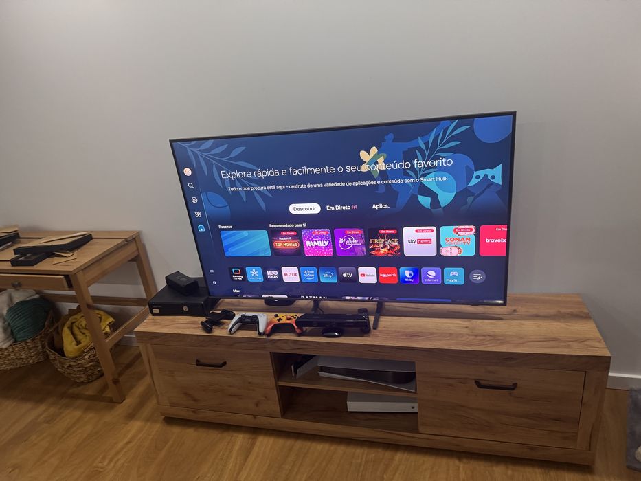 Mesa de canto e rack mais TV