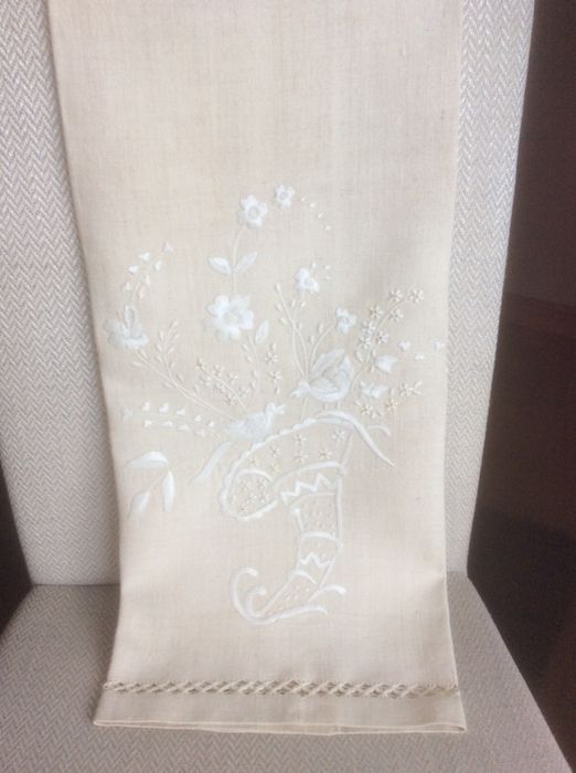 Toalha de mãos em linho puro bordada à mão.