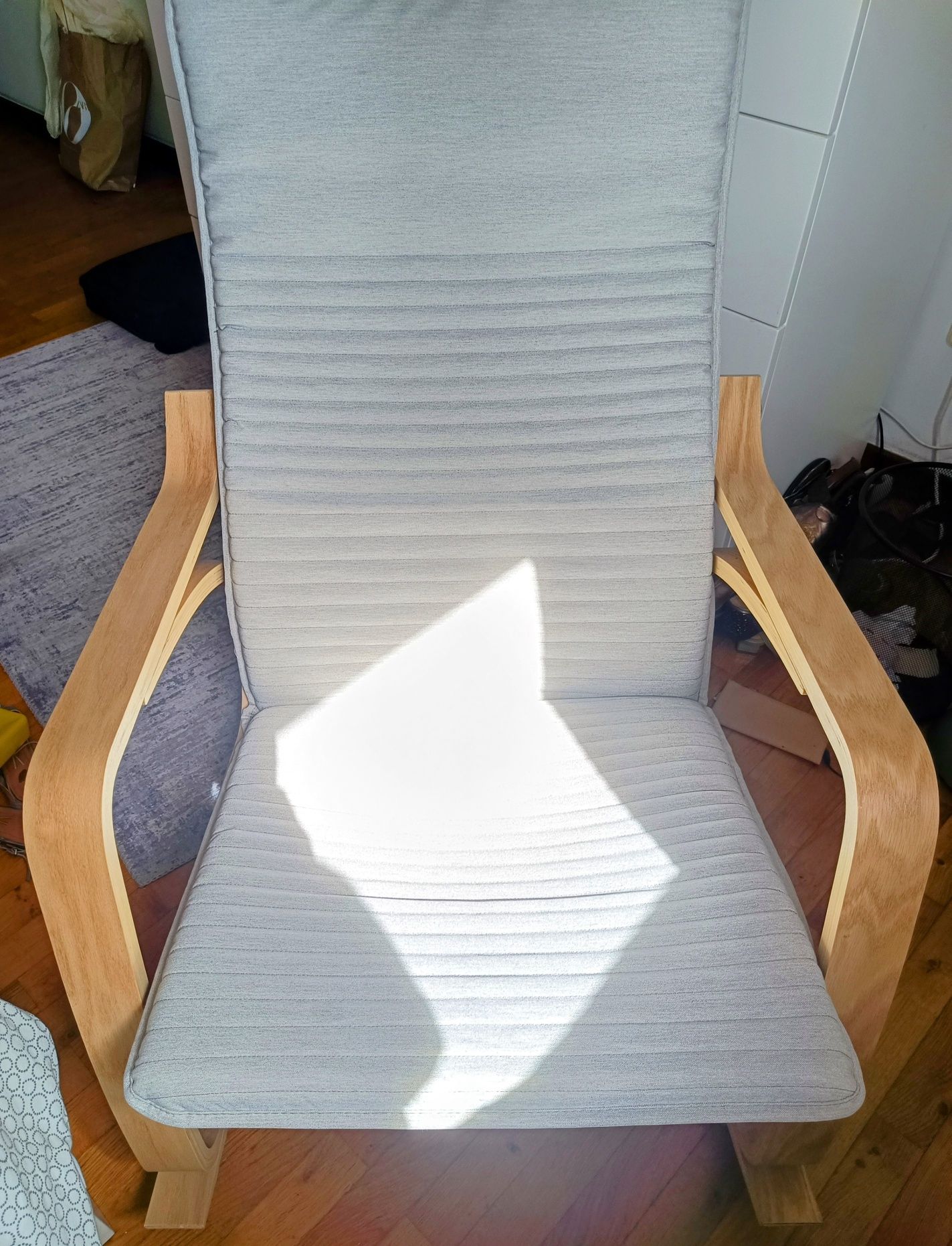 POÄNG Cadeira de baloiço IKEA - NOVA. Nunca usada.
Cadeira de baloiço