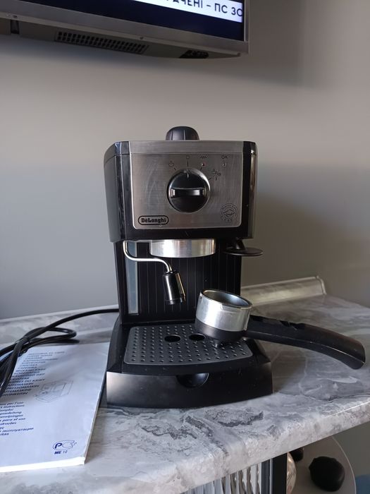 Пропоную якісну кавоварку-ручку Делонгі.