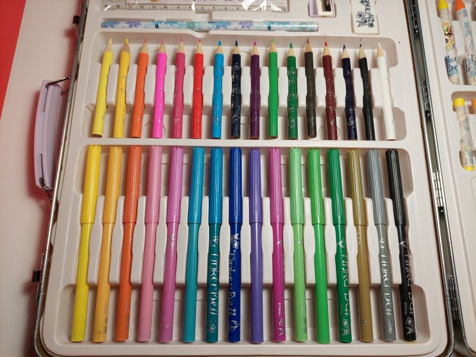 Conjunto de material escolar da Disney