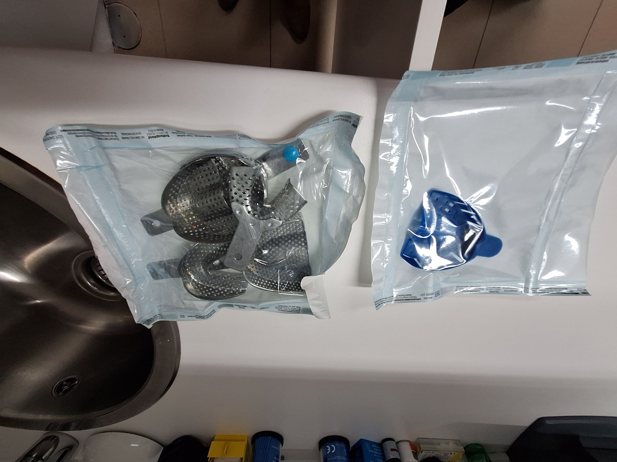 Material Cirúrgico  de estomatologia com armário rodado