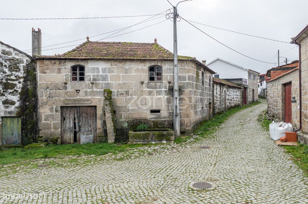 Moradia de 2 pisos com pátio para reconstruir - Ardãos, Boticas