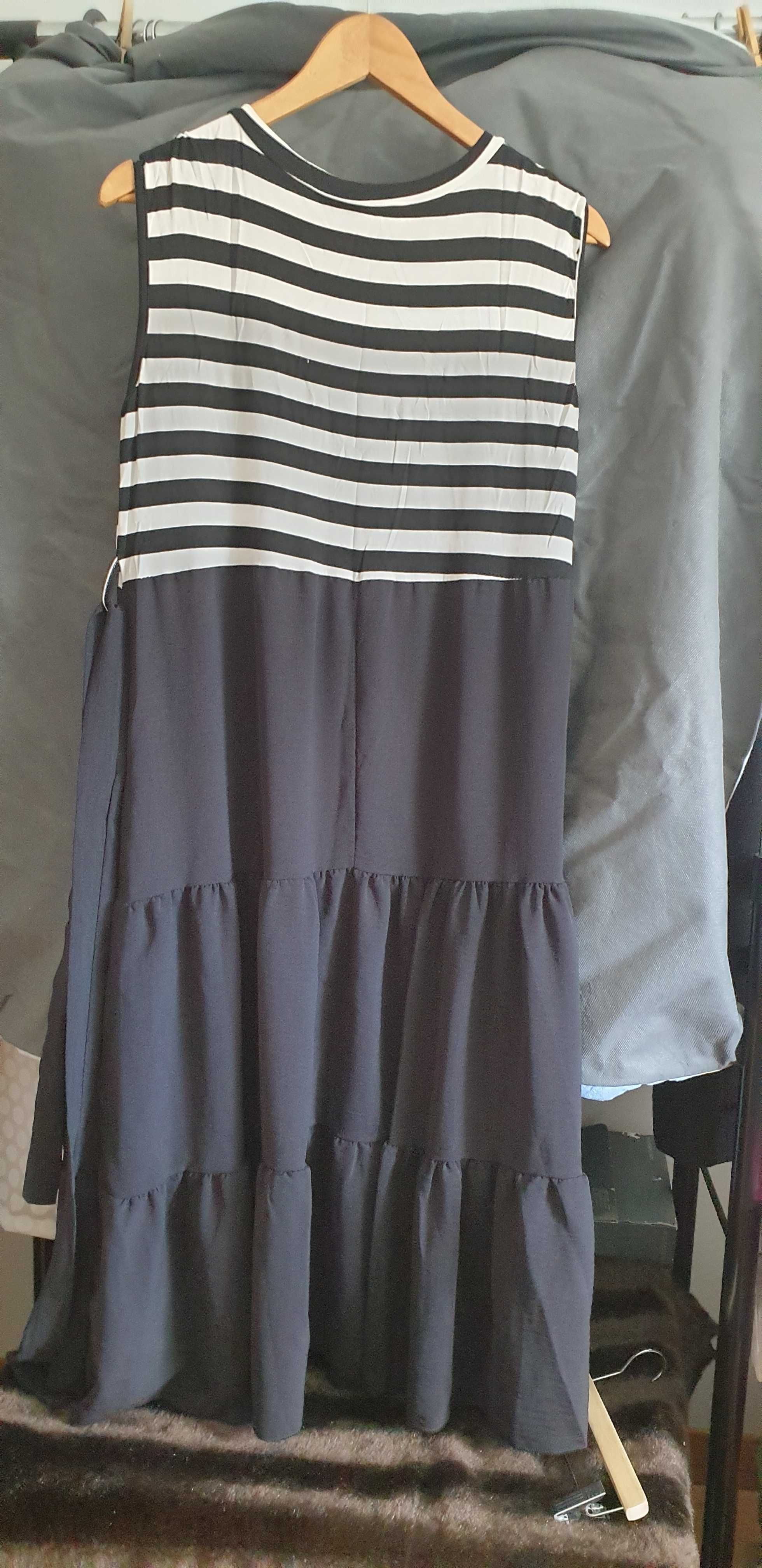 Vestido preto com riscas