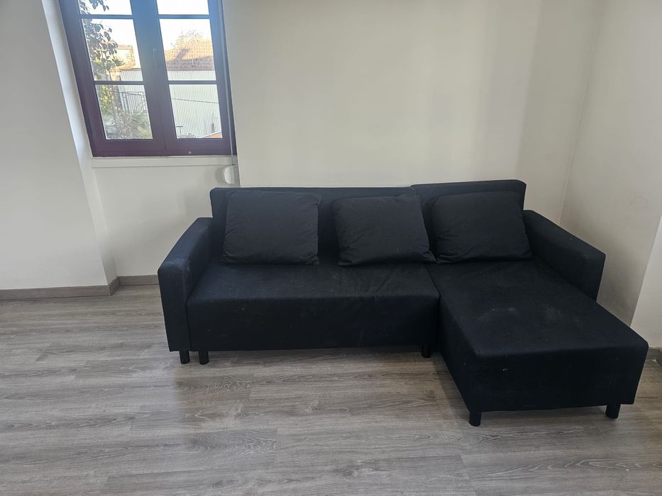 Sofá cama preto com chaise