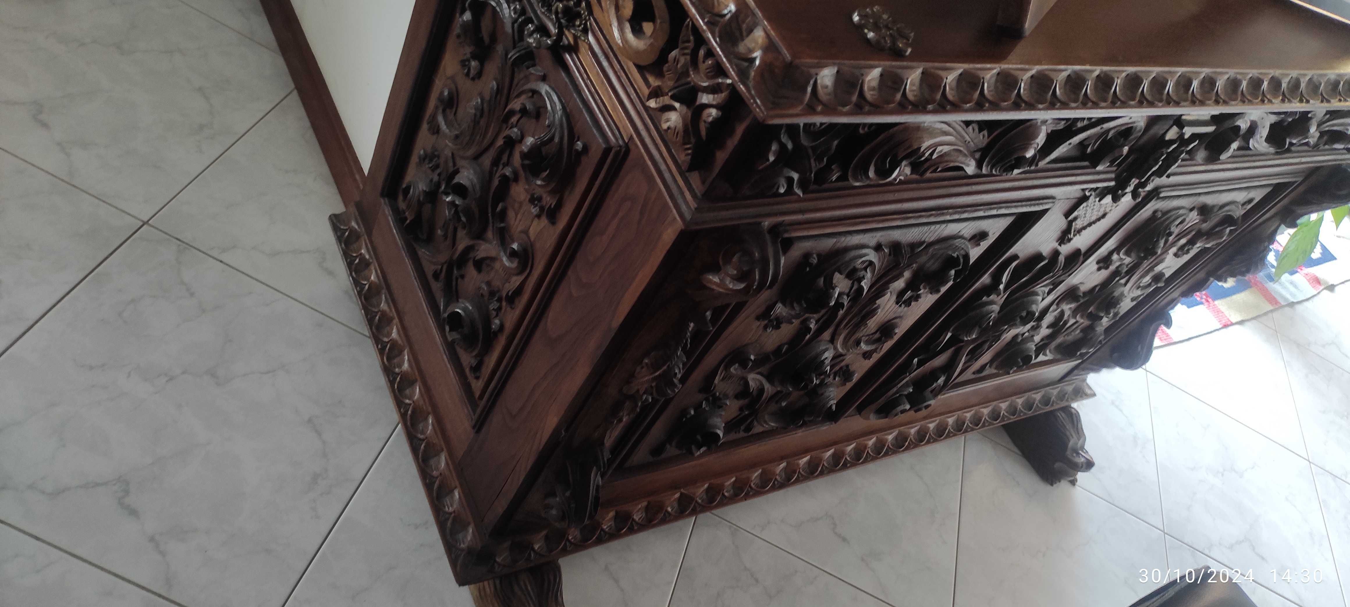 Arca de madeira maciça trabalhada
