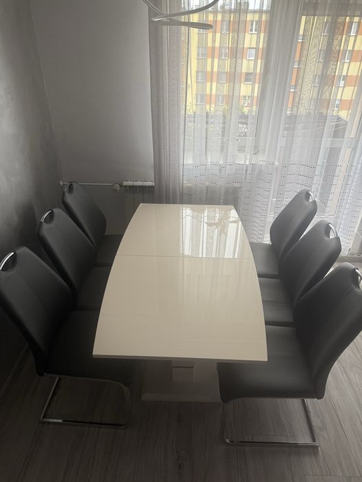 Stół rozkladany z Krzeslami