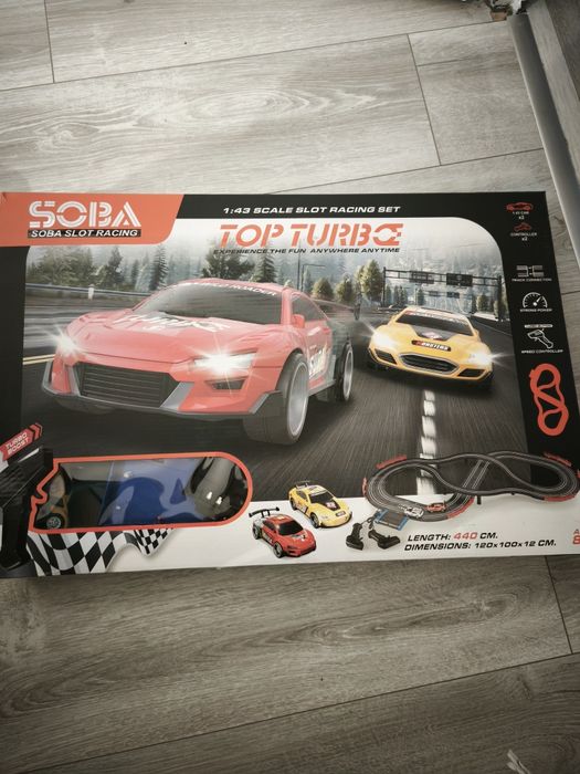 Tor wyścigowy z dwoma samochodami